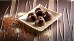 Seleccionar cuidadosamente chocolates de alta calidad para tus bombones rellenos asegura que el chocolate negro, el chocolate con leche o el chocolate blanco sean idóneos para el fundamental proceso de templado y moldeado.